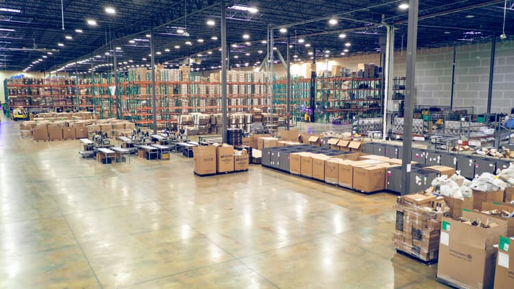  A large, organised warehouse with shelves and boxes, representing efficient storage, logistics, and inventory management.